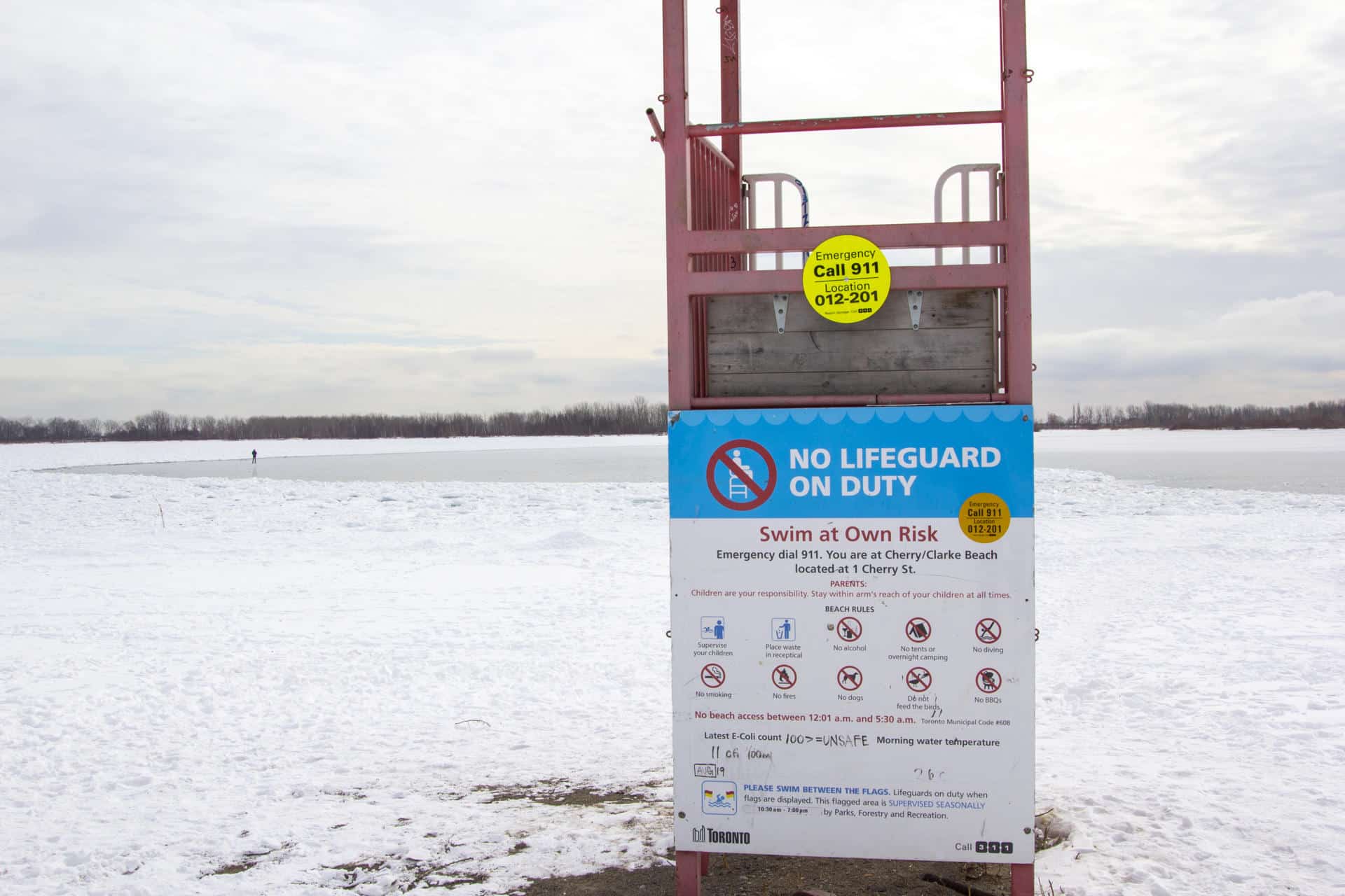 Fotografía que muestra un aviso en una playa cubierta de nieve este lunes, en Toronto (Canadá). EFE/ Julio César Rivas