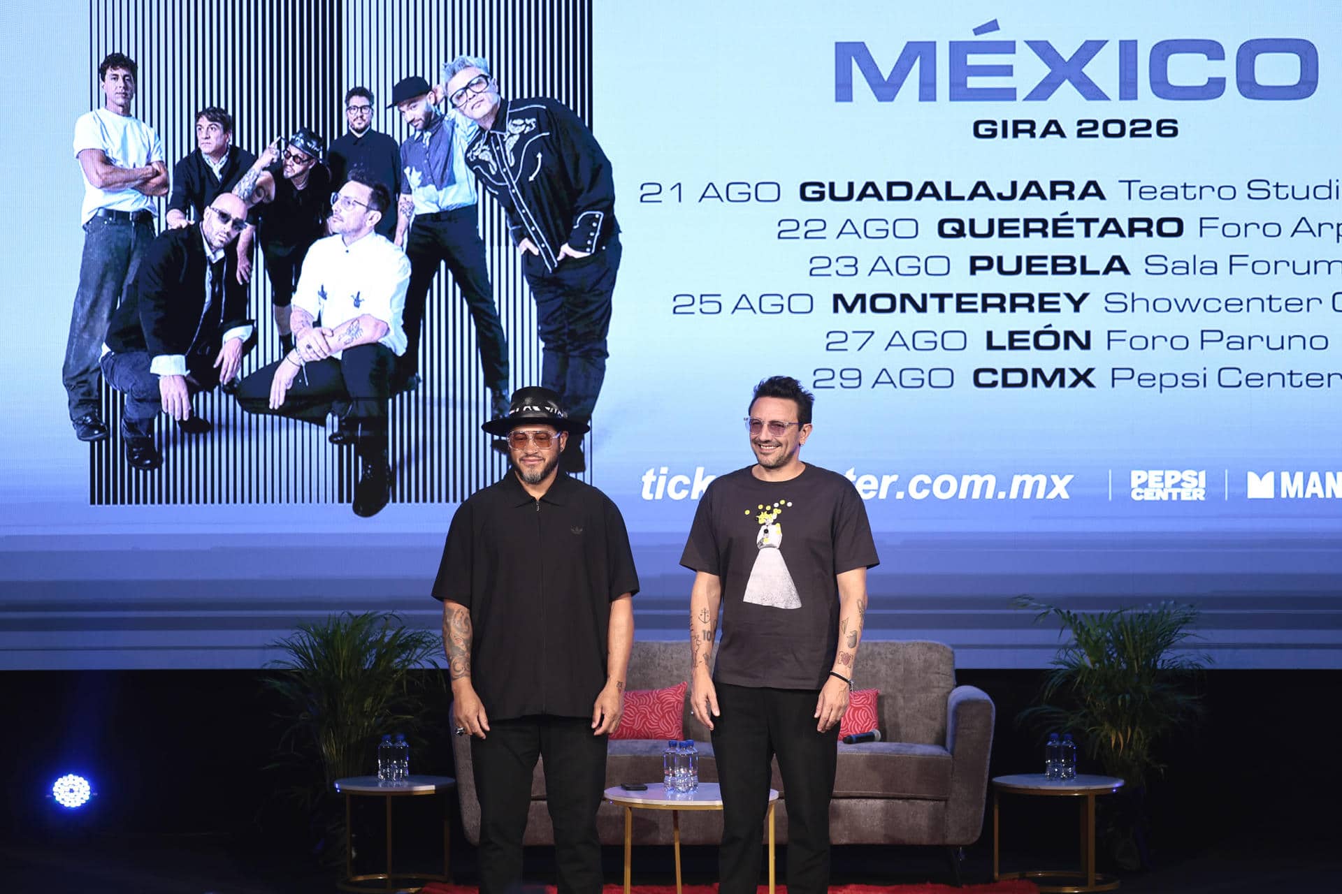 Los integrantes de la banda uruguaya No te va a gustar, Denis Ramos (i) y Emiliano  Brancciari (d) posan durante una conferencia de prensa este jueves, en Ciudad de México (México). EFE/José Méndez