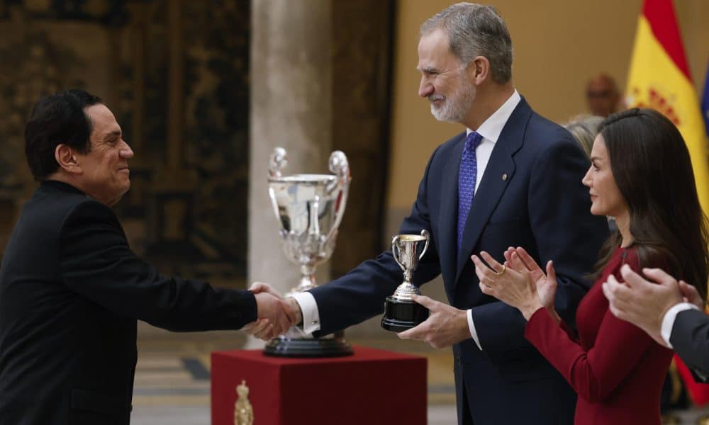Los reyes de España entregan el Trofeo Comunidad Iberoamericana de 2023, otorgado a la atleta dominicana Marileidy Paulino, al embajador de la República Dominicana en España, Tony Raful, durante la ceremonia de entrega de los Premios Nacionales del Deporte correspondientes a 2023 y 2024 este miércoles en el Palacio de El Pardo de Madrid. EFE/ J.J.Guillén