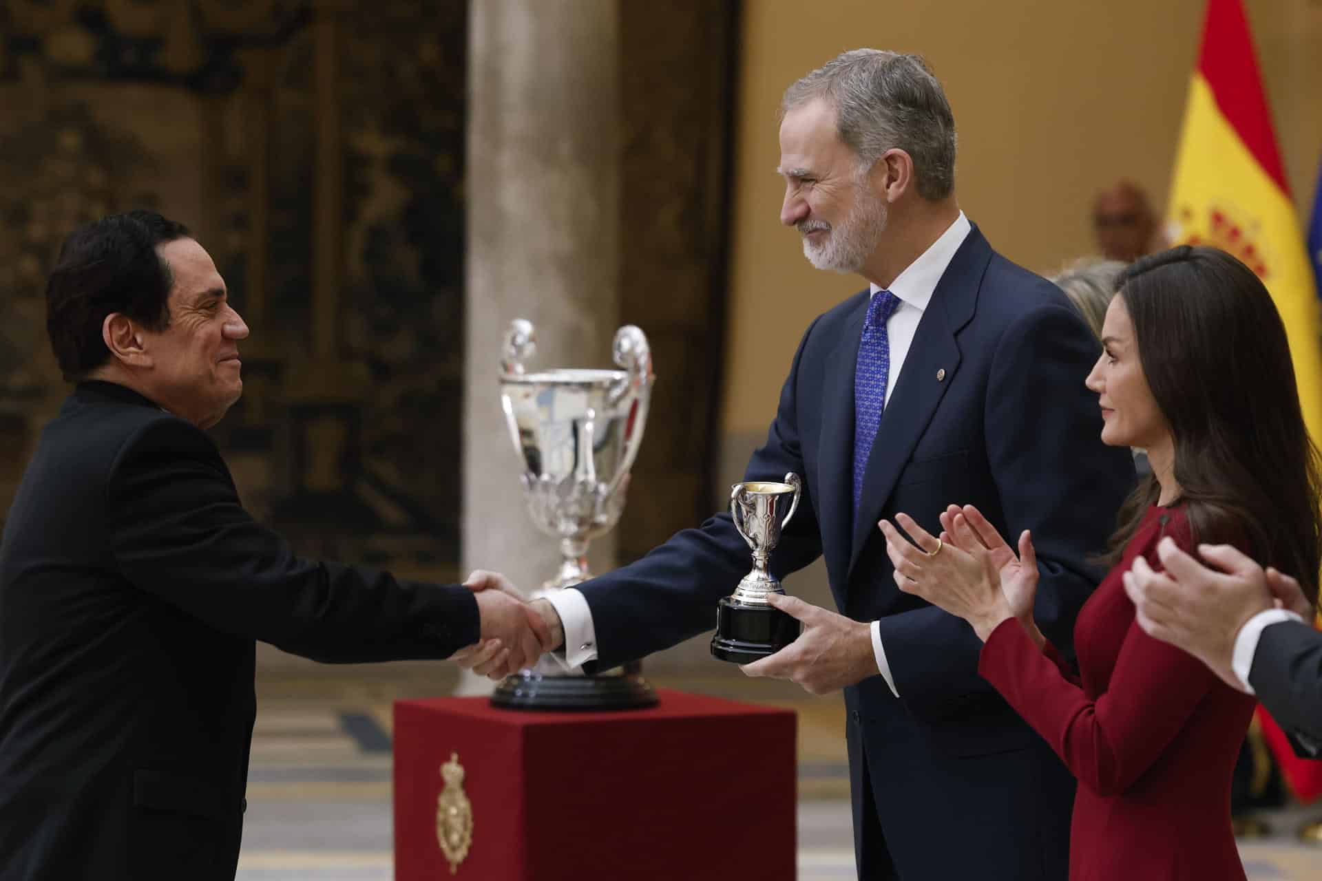 Los reyes de España entregan el Trofeo Comunidad Iberoamericana de 2023, otorgado a la atleta dominicana Marileidy Paulino, al embajador de la República Dominicana en España, Tony Raful, durante la ceremonia de entrega de los Premios Nacionales del Deporte correspondientes a 2023 y 2024 este miércoles en el Palacio de El Pardo de Madrid. EFE/ J.J.Guillén
