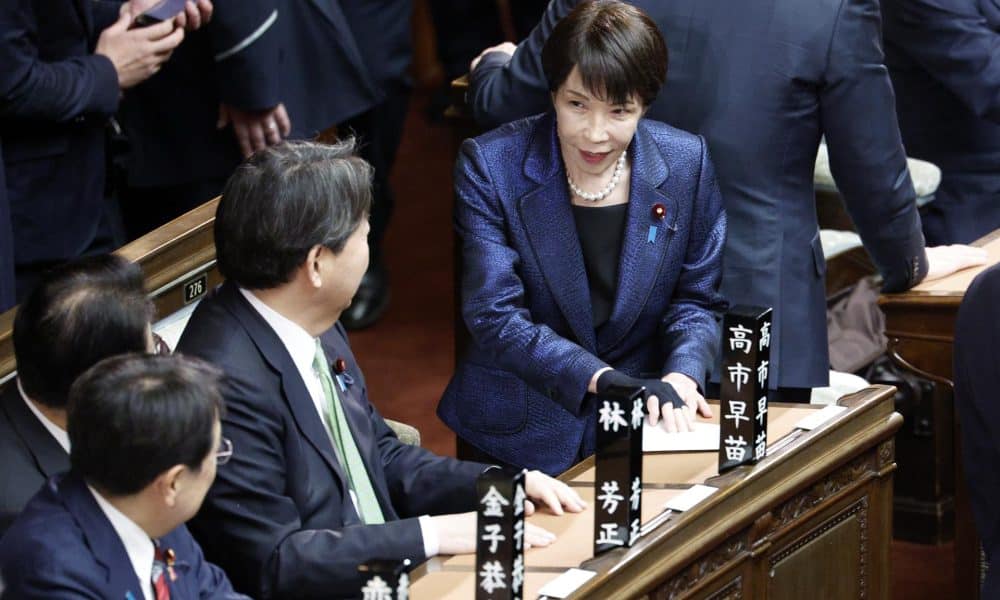 La primera ministra de Japón, Sanae Takaichi (d), durante la sesión en el Parlamento de Tokio para revalidar el cargo.
EFE/EPA/FRANCK ROBICHON