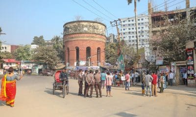 Ciudadanos de Bangladés esperando frente a un centro de votación para las elecciones generales. 
EFE/EPA/MONIRUL ALAM