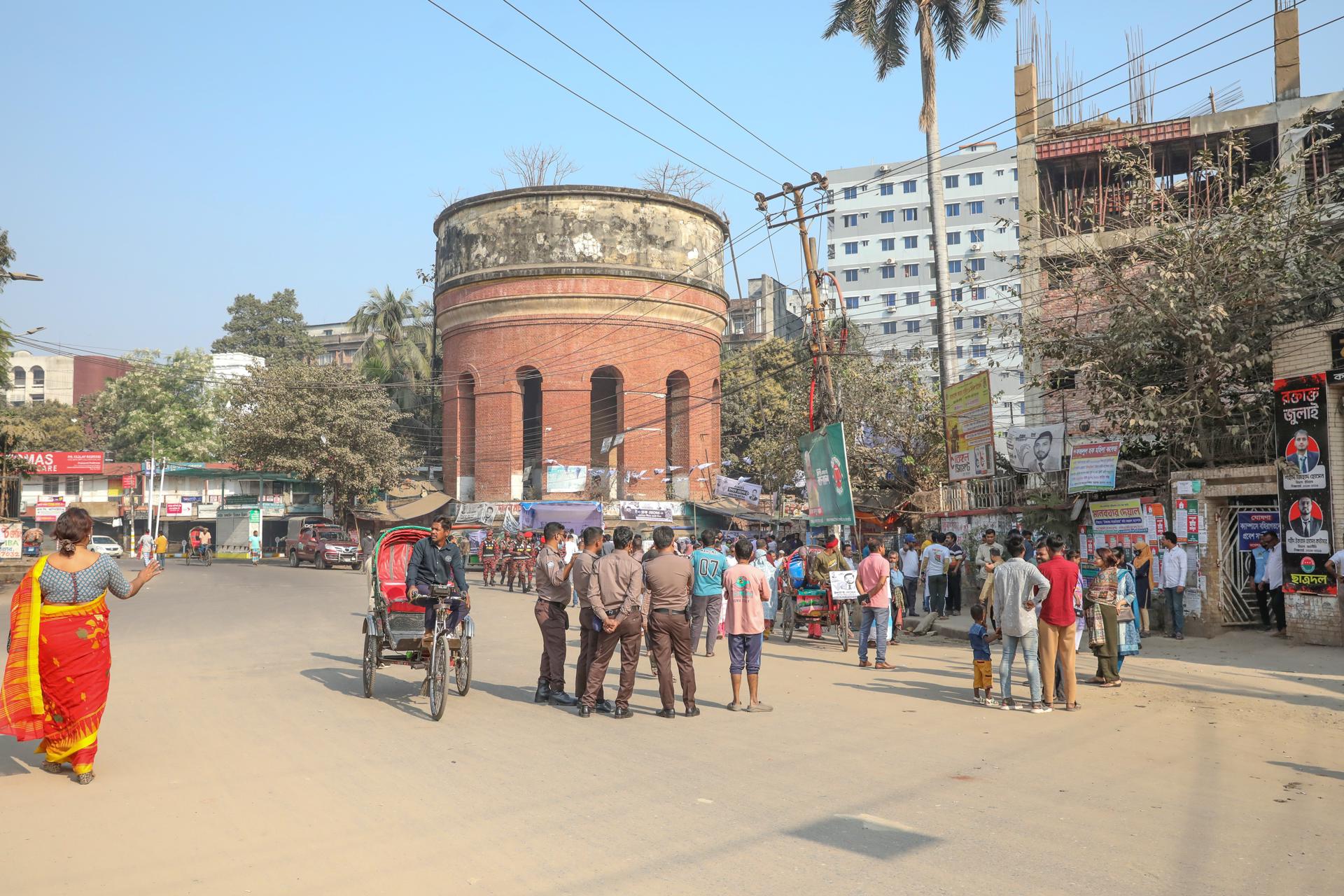 Ciudadanos de Bangladés esperando frente a un centro de votación para las elecciones generales. 
EFE/EPA/MONIRUL ALAM