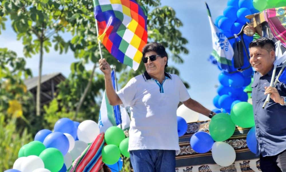Fotografía cedida por el equipo de Comunicaciones de Evo Morales que muestra al expresidente de Bolivia Morales saludando en un evento publico este jueves, en Chimoré (Bolivia). EFE/ Comunicación de Evo Morales