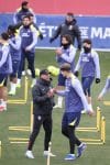 Simeone charla con Sorloth durante el entrenamiento. EFE/Víctor Lerena
