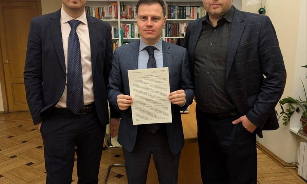 El único partido opositor legal ruso, Yábloko, presentó este miércoles una solicitud ante el ayuntamiento de Moscú para celebrar una manifestación contra el bloqueo de la red de mensajería Telegram y la censura estatal. El líder de Yábloko, Nikolái Ribakov, junto con otros dos dirigentes del partido, Iván Bolshakov y Kiril Goncharov, "enviaron una solicitud a las autoridades de Moscú para poder celebrar una manifestación en la capital en defensa de Telegram, el acceso a la información y la libertad de expresión", se lee en el comunicado del partido publicado en esa red social.- EFE/ Yábloko / Telegram ***SOLO USO EDITORIAL/SOLO DISPONIBLE PARA ILUSTRAR LA NOTICIA QUE ACOMPAÑA (CRÉDITO OBLIGATORIO)***