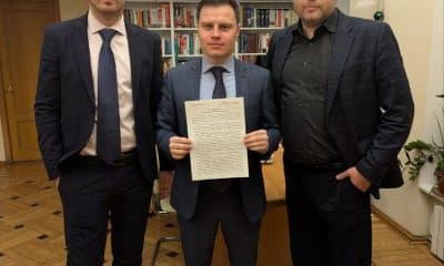 El único partido opositor legal ruso, Yábloko, presentó este miércoles una solicitud ante el ayuntamiento de Moscú para celebrar una manifestación contra el bloqueo de la red de mensajería Telegram y la censura estatal. El líder de Yábloko, Nikolái Ribakov, junto con otros dos dirigentes del partido, Iván Bolshakov y Kiril Goncharov, "enviaron una solicitud a las autoridades de Moscú para poder celebrar una manifestación en la capital en defensa de Telegram, el acceso a la información y la libertad de expresión", se lee en el comunicado del partido publicado en esa red social.- EFE/ Yábloko / Telegram ***SOLO USO EDITORIAL/SOLO DISPONIBLE PARA ILUSTRAR LA NOTICIA QUE ACOMPAÑA (CRÉDITO OBLIGATORIO)***