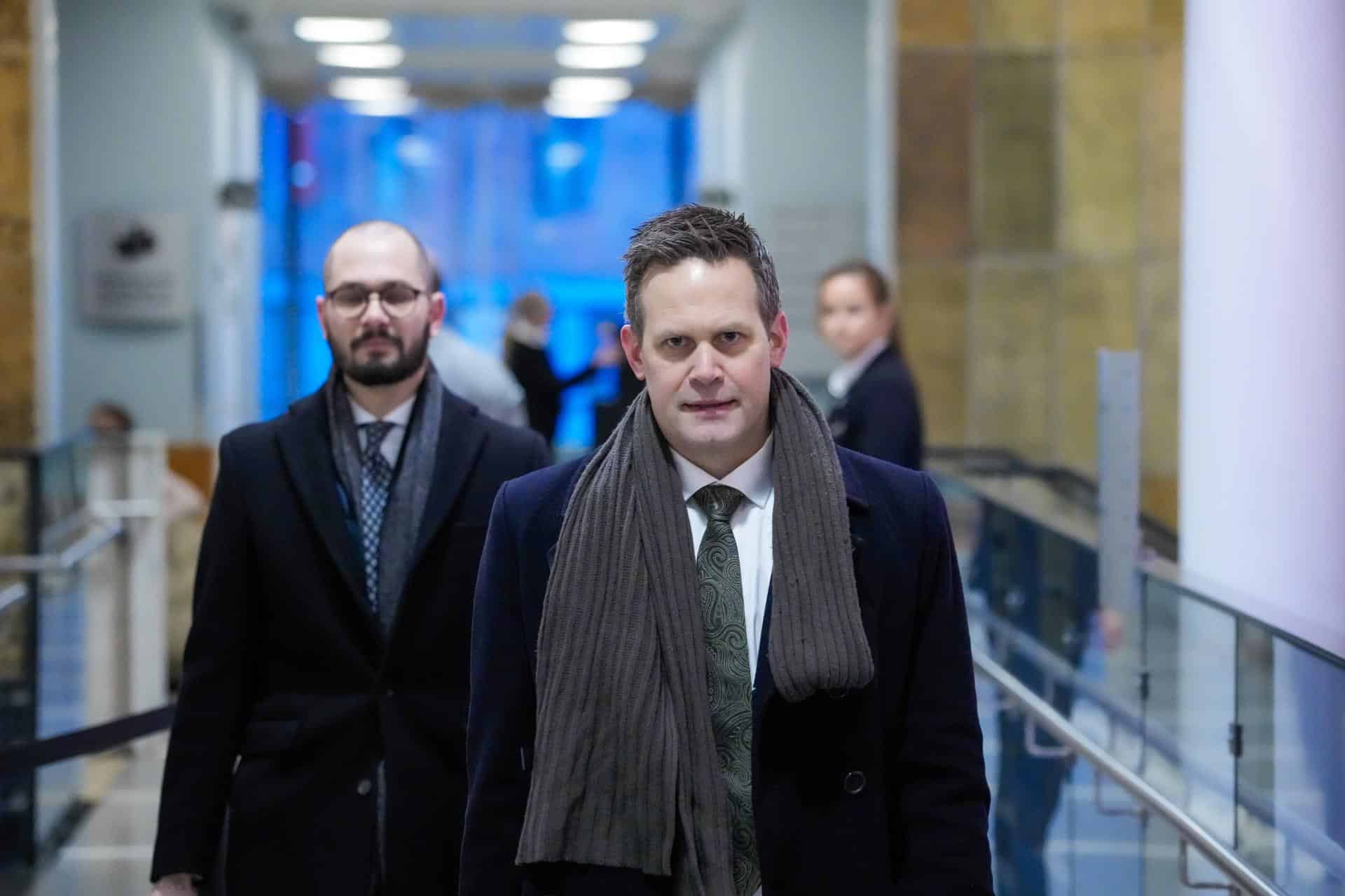 .- El líder investigador Andreas Kruszewski (L) y el fiscal del estado Sturla Henriksbo (R) llegan para el segundo día del juicio contra Marius Borg Hoiby en el Tribunal de Distrito de Oslo en Oslo, Noruega, 04 de febrero de 2026. Hoiby (29) está acusado de 38 incidentes, incluyendo cuatro violaciones, asalto, violencia, amenazas, daños, delitos relacionados con drogas, y violaciones de una orden de restricción y la Ley de Tráfico Vial. Él se declara parcialmente culpable de los cargos que involucran a una víctima, conocida como la 'mujer de Frogner,' y de los cargos de amenazas, violaciones del tráfico y delitos relacionados con drogas. Niega los cargos restantes. Hay siete víctimas en total. (Noruega) EFE/EPA/OLE BERG-RUSTEN NORWAY OUT