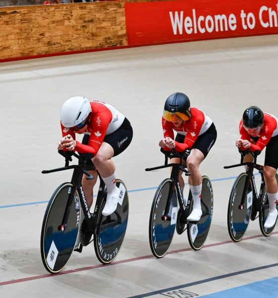 Fotografía cedida por la Federación Chilena de Ciclismo que muestra a ciclistas durante una competencia de ciclismo de pista en Peñalolén (Chile). EFE/ Federación Chilena De Ciclismo