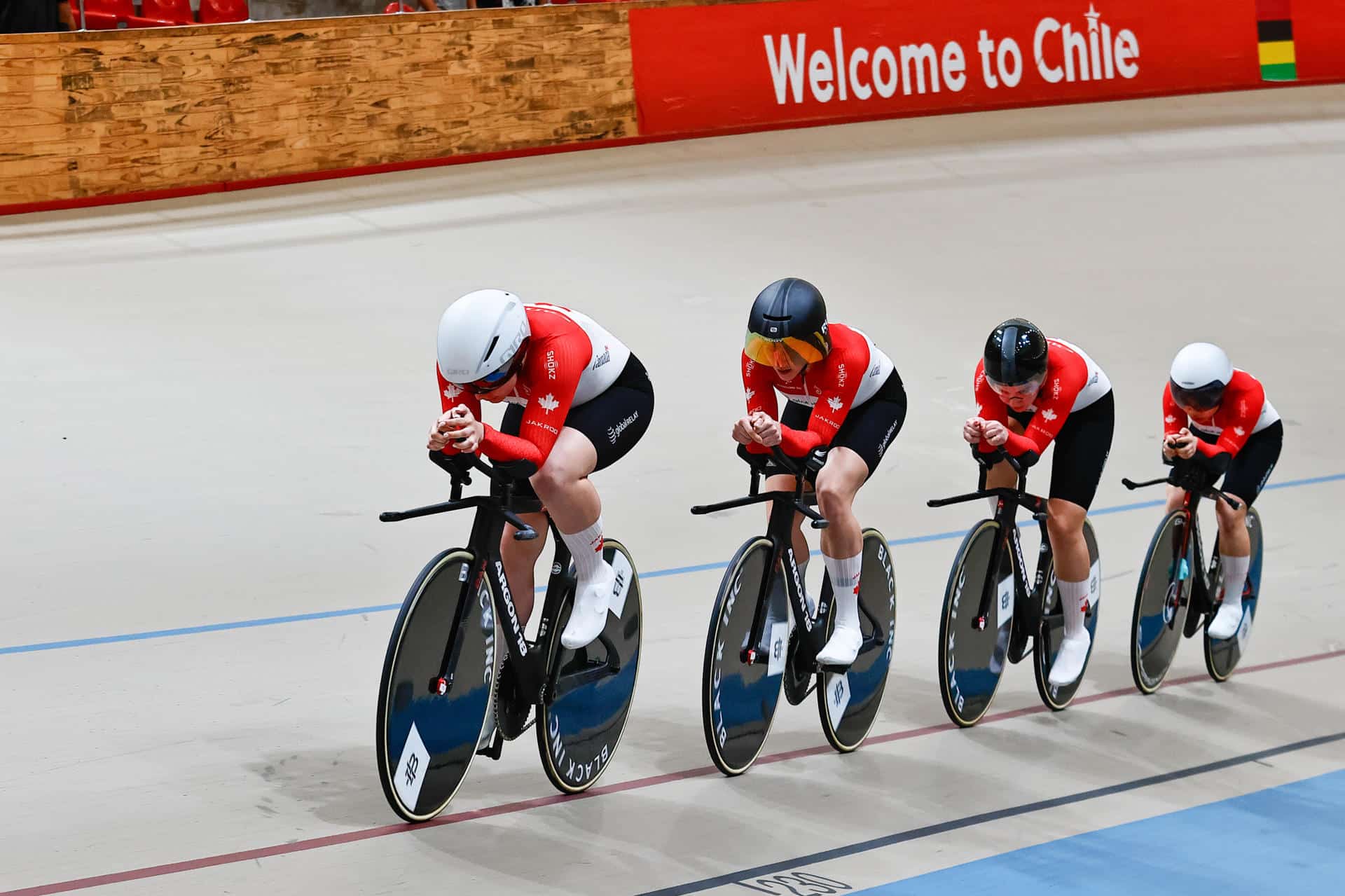 Fotografía cedida por la Federación Chilena de Ciclismo que muestra a ciclistas durante una competencia de ciclismo de pista en Peñalolén (Chile). EFE/ Federación Chilena De Ciclismo