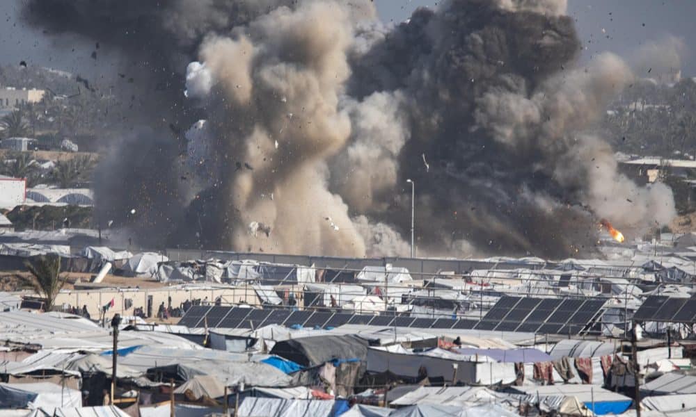 Imagen de archivo de un ataque aéreo israelí dirigido al campamento de Ghaith, que alberga a personas desplazadas, en la zona de Al Mawasi, al oeste de Jan Yunis, en el sur de la Franja de Gaza. EFE/EPA/HAITHAM IMAD