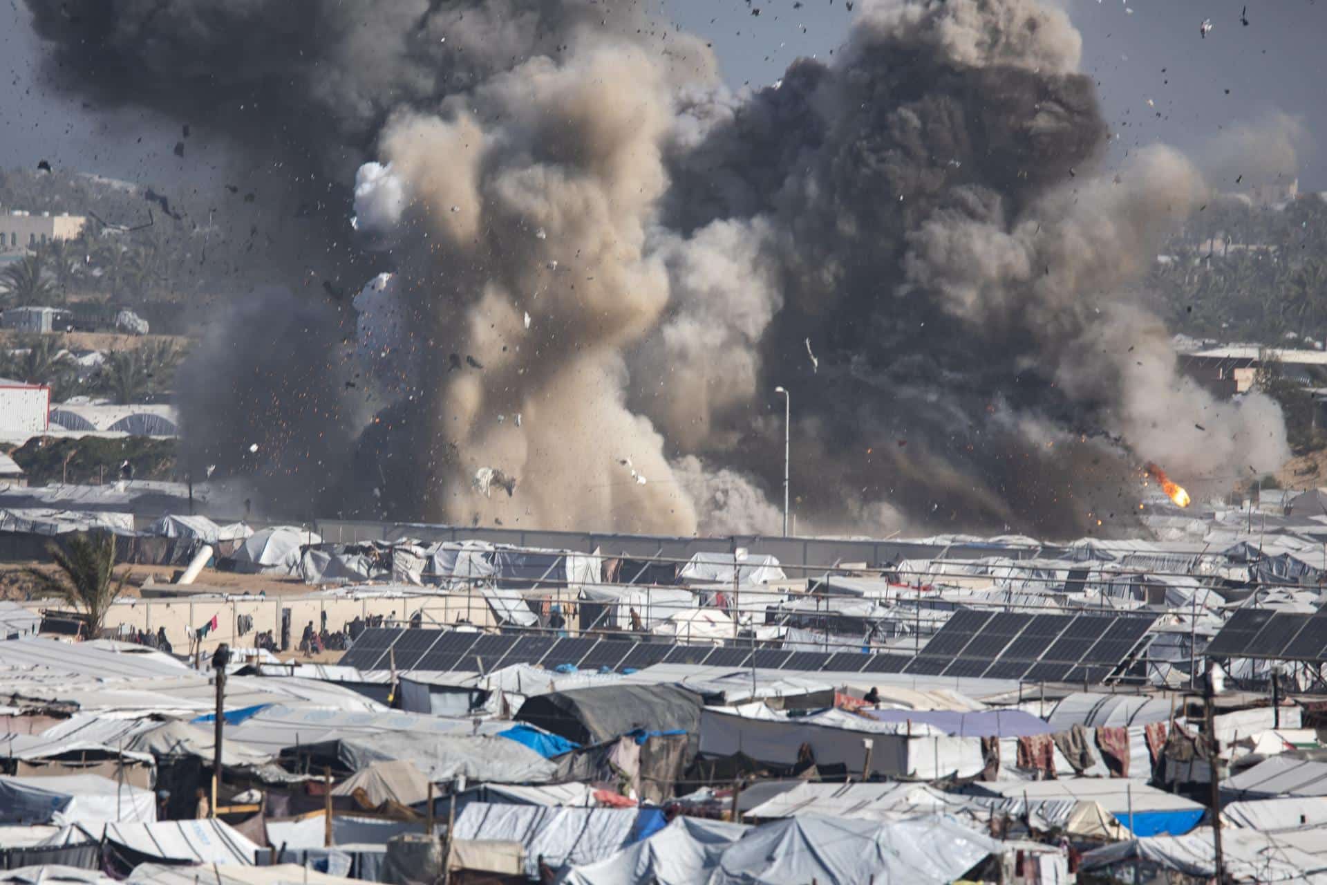 Imagen de archivo de un ataque aéreo israelí dirigido al campamento de Ghaith, que alberga a personas desplazadas, en la zona de Al Mawasi, al oeste de Jan Yunis, en el sur de la Franja de Gaza. EFE/EPA/HAITHAM IMAD