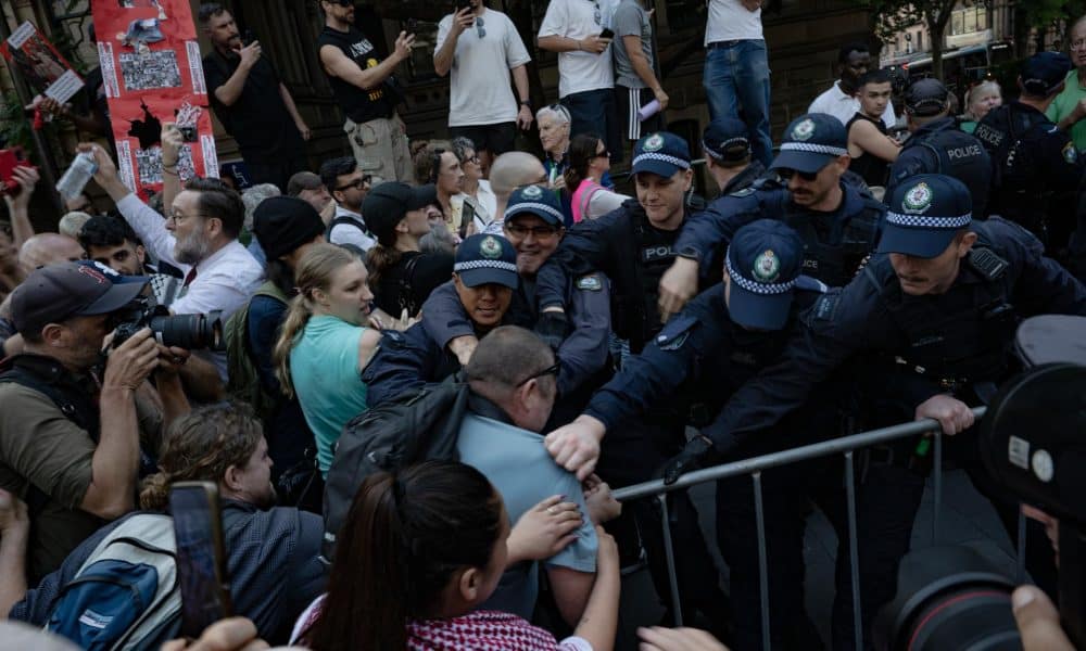 SÍDNEY (Australia), 09/02/2026.- Agentes de policía detienen a manifestantes durante una protesta frente al Ayuntamiento de Sídney contra la visita del presidente israelí, Isaac Herzog, a Australia. EFE/EPA/FLAVIO BRANCALEONE AUSTRALIA AND NEW ZEALAND OUT