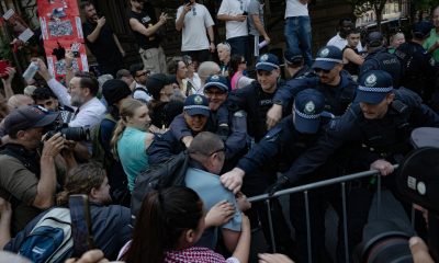 SÍDNEY (Australia), 09/02/2026.- Agentes de policía detienen a manifestantes durante una protesta frente al Ayuntamiento de Sídney contra la visita del presidente israelí, Isaac Herzog, a Australia. EFE/EPA/FLAVIO BRANCALEONE AUSTRALIA AND NEW ZEALAND OUT