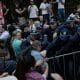 SÍDNEY (Australia), 09/02/2026.- Agentes de policía detienen a manifestantes durante una protesta frente al Ayuntamiento de Sídney contra la visita del presidente israelí, Isaac Herzog, a Australia. EFE/EPA/FLAVIO BRANCALEONE AUSTRALIA AND NEW ZEALAND OUT