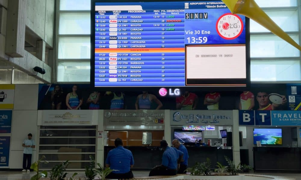 Fotografía que muestra una pantalla con el numero de vuelos en el Aeropuerto Internacional de Maiquetia, en La Guaira (Venezuela). EFE/ Ronald Peña