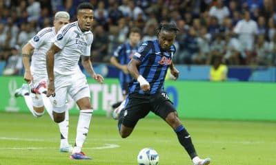 Foto de archivo del defensa brasileño del Real Madrid Eder Militao (i) y el delantero nigeriano del Atalanta Ademola Lookman durante la Supercopa de Europa de 2024. EFE/Mariscal