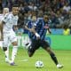 Foto de archivo del defensa brasileño del Real Madrid Eder Militao (i) y el delantero nigeriano del Atalanta Ademola Lookman durante la Supercopa de Europa de 2024. EFE/Mariscal