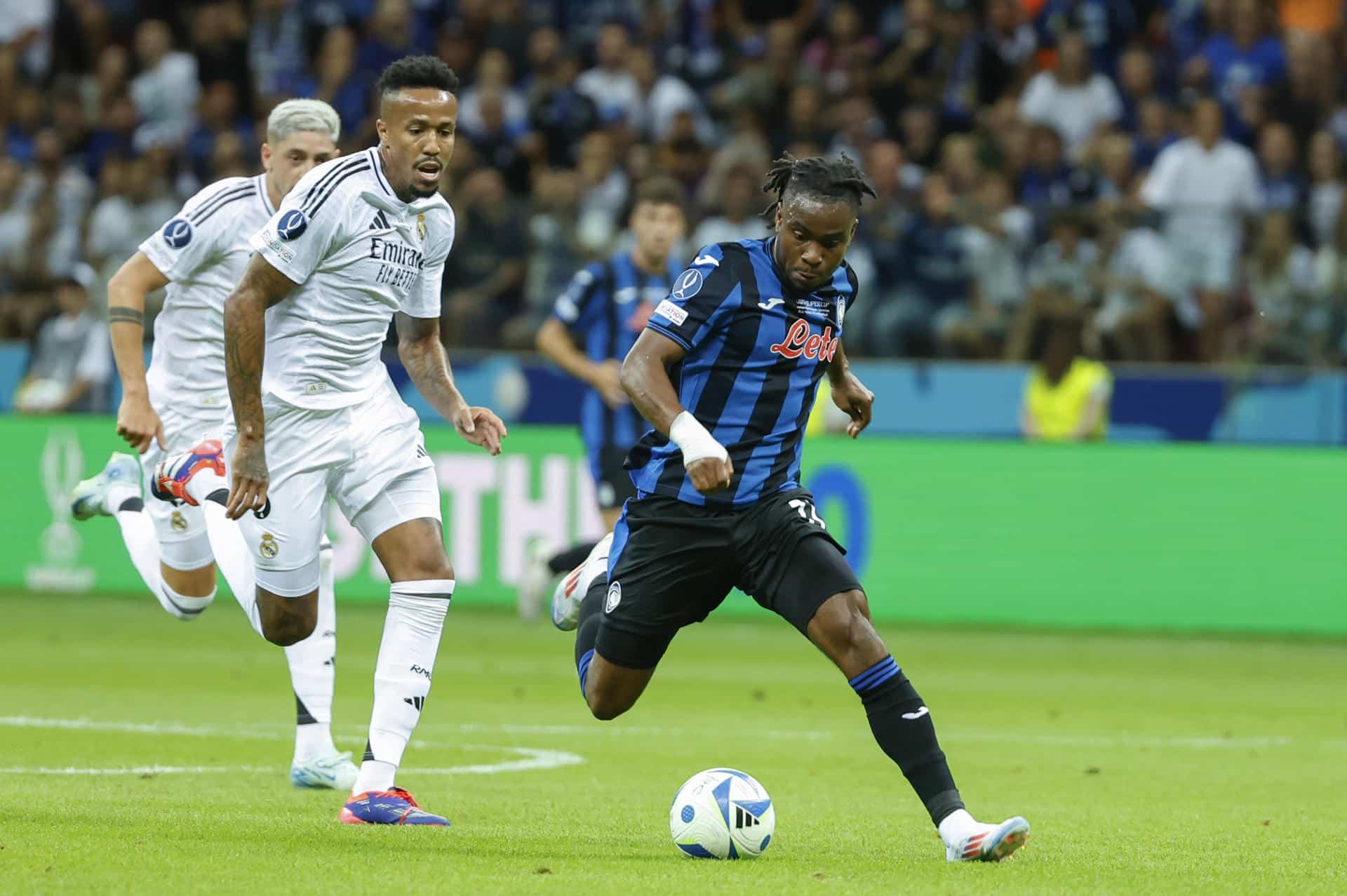 Foto de archivo del defensa brasileño del Real Madrid Eder Militao (i) y el delantero nigeriano del Atalanta Ademola Lookman durante la Supercopa de Europa de 2024. EFE/Mariscal