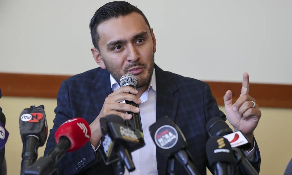 Sebastián Barreiro, hijo de la exvicepresidenta de Ecuador, Verónica Abad, habla en una rueda de prensa este 23 de febrero de 2026, en Quito (Ecuador). EFE/José Jácome