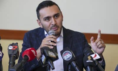 Sebastián Barreiro, hijo de la exvicepresidenta de Ecuador, Verónica Abad, habla en una rueda de prensa este 23 de febrero de 2026, en Quito (Ecuador). EFE/José Jácome