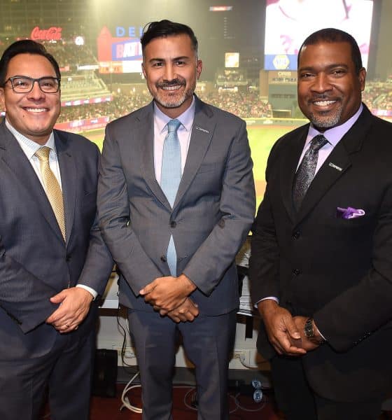 Fotografía sin fecha específica cedida por Fox Deportes que muestra a los comentaristas Adrián García (i), y Carlos Álvarez (d), posando junto al exbeisbolista mexicano, Édgar González (c). EFE/Fox Deportes /SOLO USO EDITORIAL /NO VENTAS /SOLO DISPONIBLE PARA ILUSTRAR LA NOTICIA QUE ACOMPAÑA /CRÉDITO OBLIGATORIO