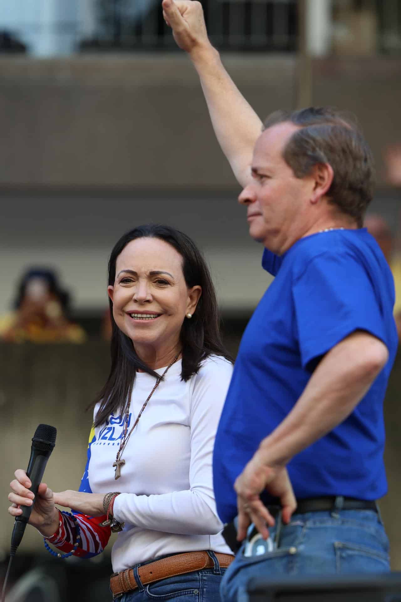 La líder antichavista María Corina Machado (i) pronuncia un discurso junto al exdiputado venezolano Juan Pablo Guanipa, en una manifestación en Caracas (Venezuela). Imagen de archivo. EFE/ Miguel Gutiérrez