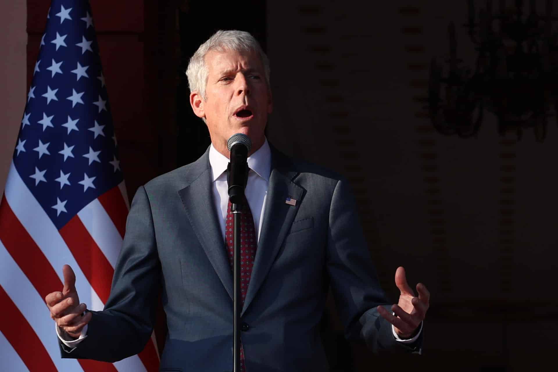 El secretario de Energía de EE.UU., Chris Wright, habla al finalizar una reunión con la mandataria encargada de Venezuela, Delcy Rodríguez, en Caracas (Venezuela). EFE/ Miguel Gutiérrez