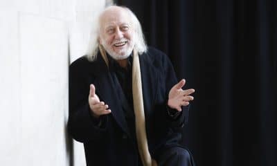 -El Premio Nobel de Literatura 2025, László Krasznahorkai, posa para los medios antes de ofrecer una rueda de prensa en el Centro de Cultura Contemporánea de Barcelona en su primer acto público fuera de Hungría tras recibir el galardón, donde por la tarde repasará su trayectoria de más de tres décadas en conversación con Adan Kovacsics, amigo del autor y traductor al castellano.EFE/ Quique García