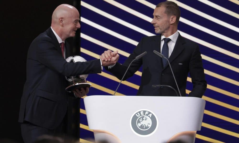 El presidente de la FIFA, Gianni Infantino, saluda al presidente de la UEFA, Aleksander Ceferin, durante el 50 congreso ordinario de la UEFA celebrado en Bruselas. EFE/EPA/CHRISTOPHER NEUNDORF