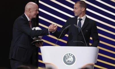 El presidente de la FIFA, Gianni Infantino, saluda al presidente de la UEFA, Aleksander Ceferin, durante el 50 congreso ordinario de la UEFA celebrado en Bruselas. EFE/EPA/CHRISTOPHER NEUNDORF