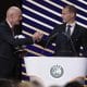 El presidente de la FIFA, Gianni Infantino, saluda al presidente de la UEFA, Aleksander Ceferin, durante el 50 congreso ordinario de la UEFA celebrado en Bruselas. EFE/EPA/CHRISTOPHER NEUNDORF
