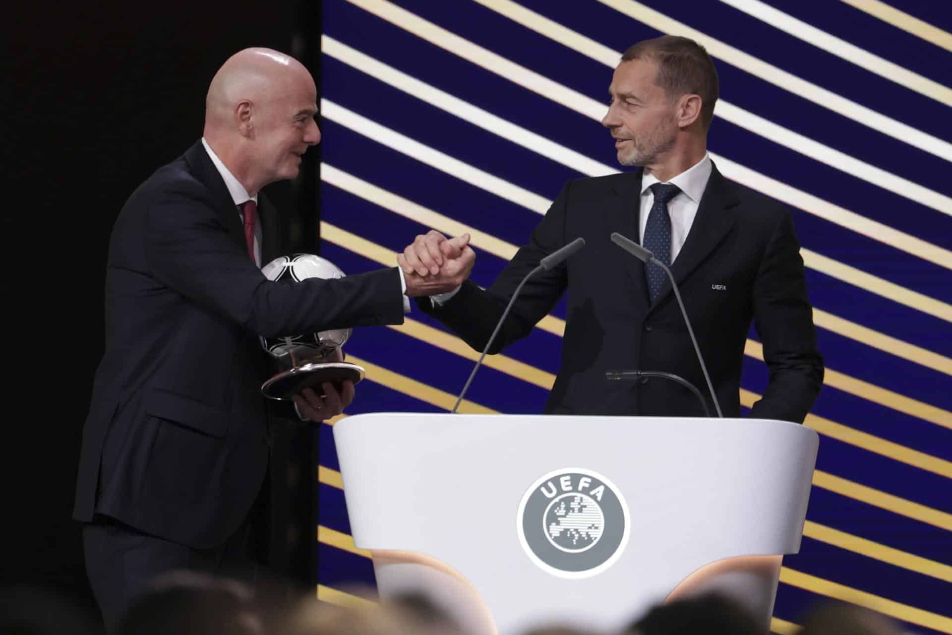 El presidente de la FIFA, Gianni Infantino, saluda al presidente de la UEFA, Aleksander Ceferin, durante el 50 congreso ordinario de la UEFA celebrado en Bruselas. EFE/EPA/CHRISTOPHER NEUNDORF