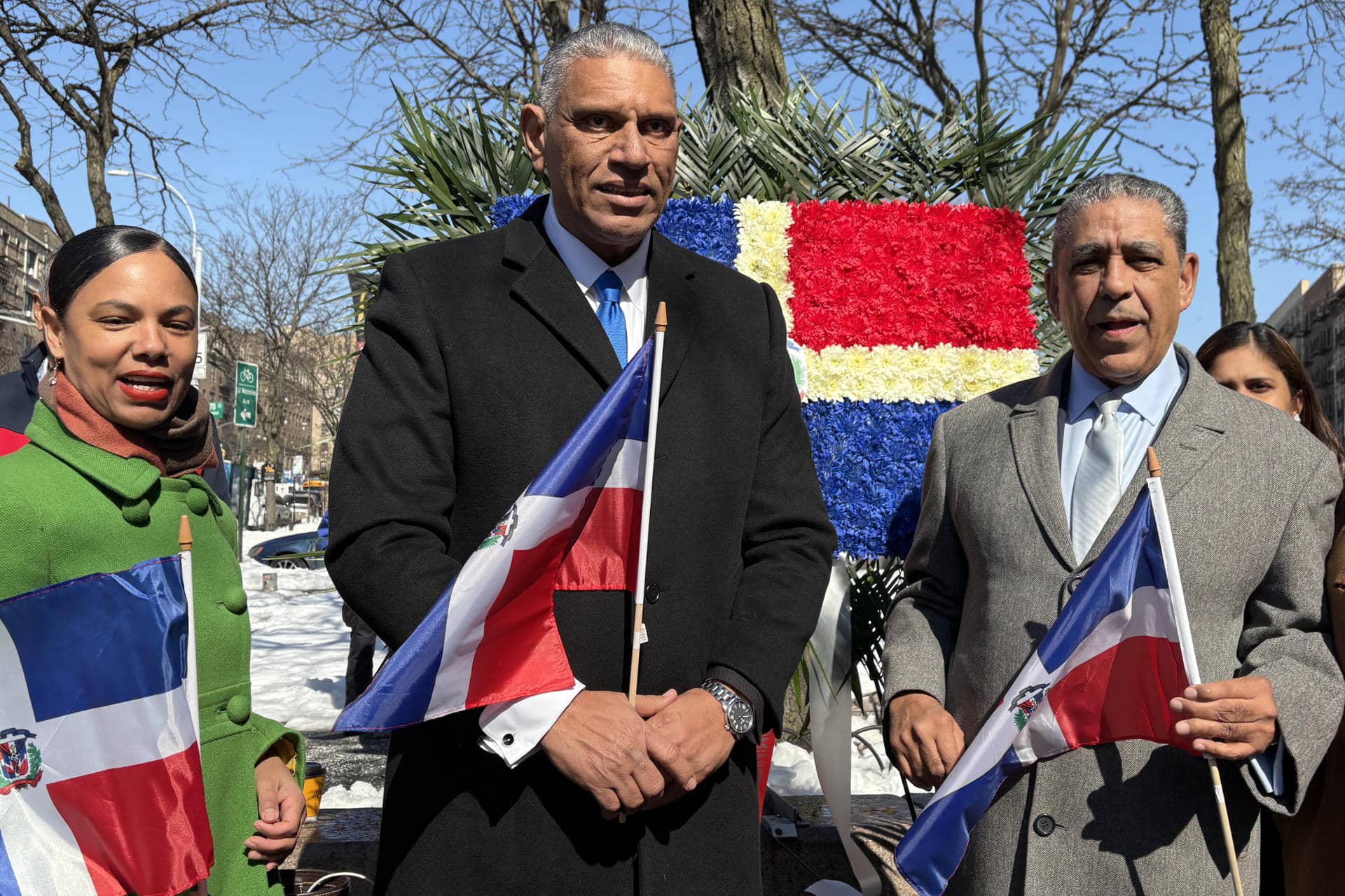 El cónsul de República Dominicana en Nueva York, Jesús Vázquez (c), habla junto al representante federal Adriano Espaillat (d) y la presidenta del Instituto Duartiano de los Estados Unidos, Arelis Mejía, durante la celebración del Día de Independencia este viernes, en Nueva York (Estados Unidos). EFE/Ruth E. Hernández