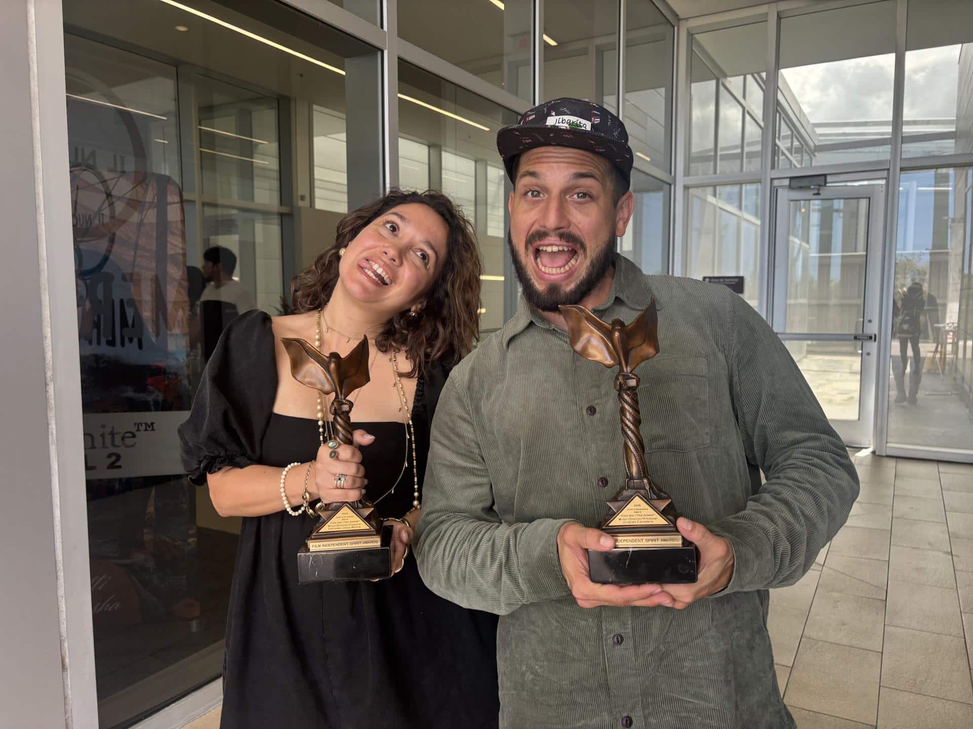 Los directores de la película 'Esta Isla', Lorraine Jones Molina y Cristian Carretero, posan con sus galardones del festival de Tribeca como Mejores Nuevos Directores, durante una entrevista con EFE realizada el jueves 19 de febrero en San Juan, Puerto Rico. EFE/Esther Alaejos