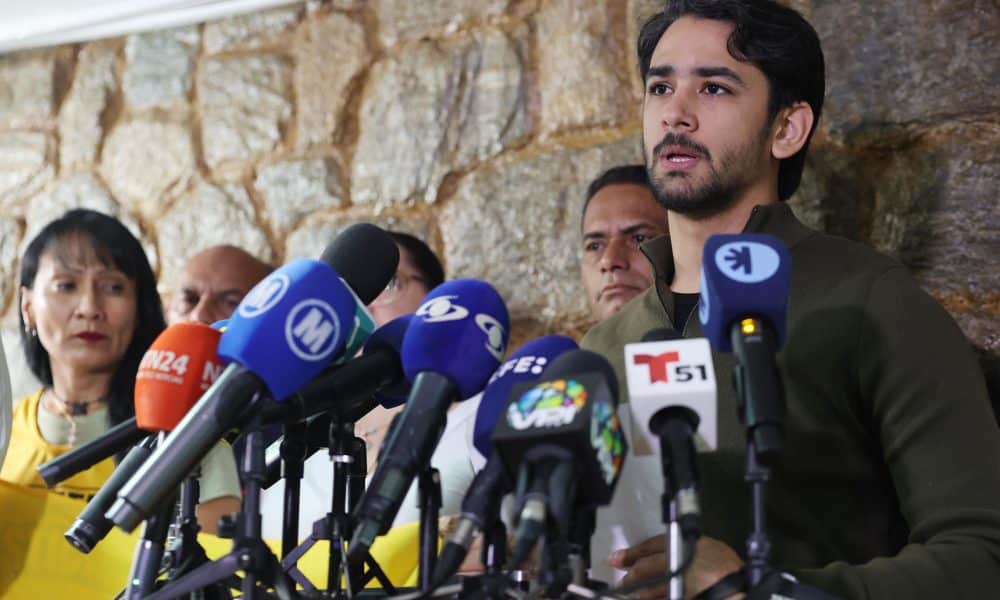 Ramón Guanipa, hijo del exdiputado antichavista Juan Pablo Guanipa, habla durante una rueda de prensa este 9 de febrero de 2026, en Caracas (Venezuela). EFE/ Miguel Gutiérrez