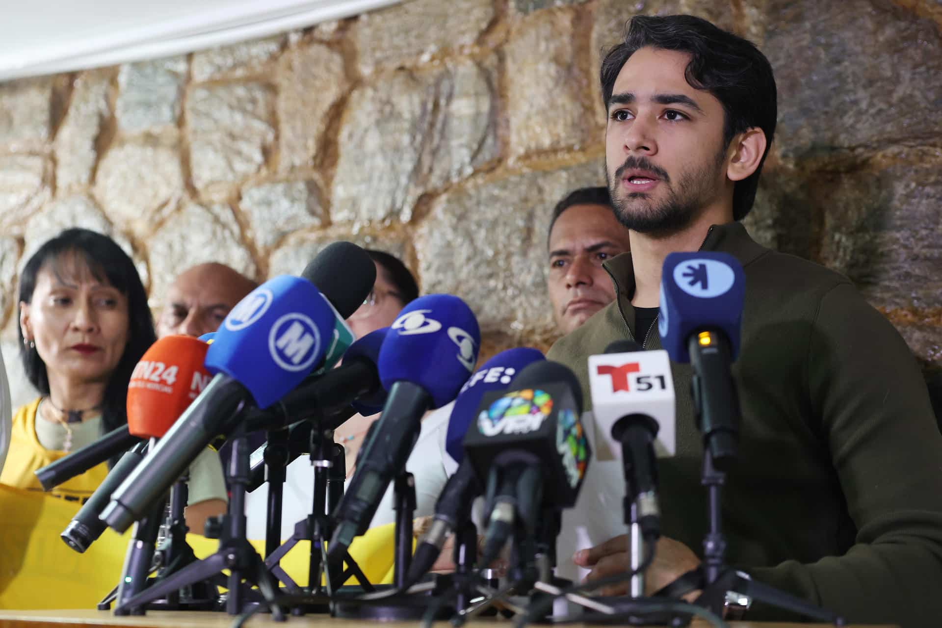 Ramón Guanipa, hijo del exdiputado antichavista Juan Pablo Guanipa, habla durante una rueda de prensa este 9 de febrero de 2026, en Caracas (Venezuela). EFE/ Miguel Gutiérrez