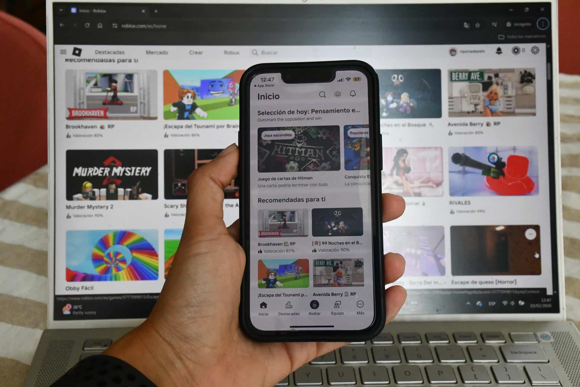 AME3698. SÍDNEY (AUSTRALIA), 19/02/2026.- Fotografía que muestra una persona sosteniendo un teléfono móvil con la aplicación Roblox en funcionamiento este martes, en Sídney (Australia). Las autoridades australianas emitieron un aviso al videojuego en línea Roblox y anunciaron que pondrán a prueba sus sistemas de seguridad, tras reiteradas denuncias sobre el uso de la plataforma para el acoso y la captación sexual de menores. EFE/ Edurne Morillo