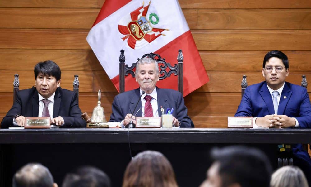 Fotografía cedida por el Congreso de Perú que muestra al presidente del Congreso Fernando Rospigliosi (c) durante una sesión extraordinaria este martes, en Lima (Perú). EFE/ Congreso de Perú