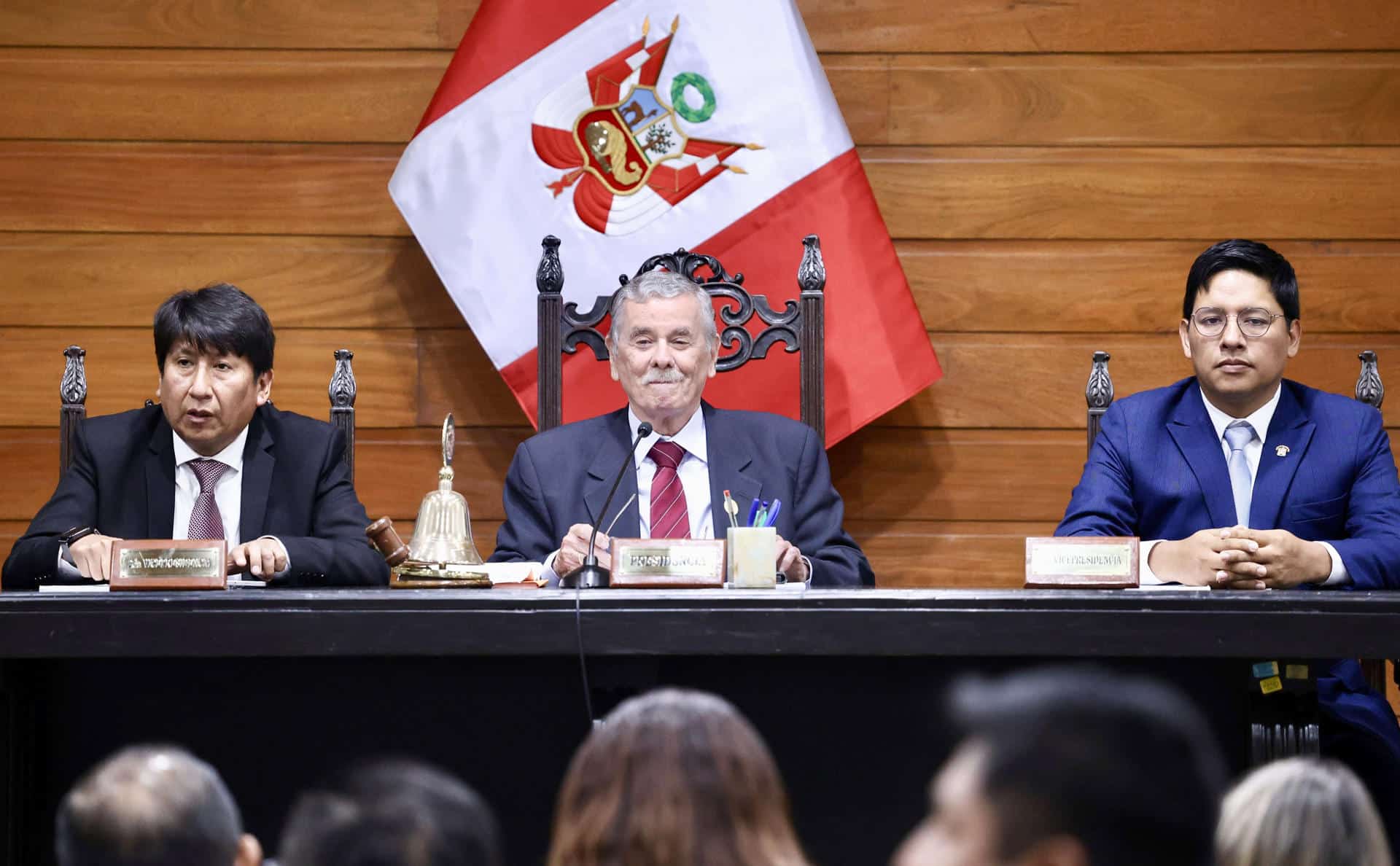 Fotografía cedida por el Congreso de Perú que muestra al presidente del Congreso Fernando Rospigliosi (c) durante una sesión extraordinaria este martes, en Lima (Perú). EFE/ Congreso de Perú