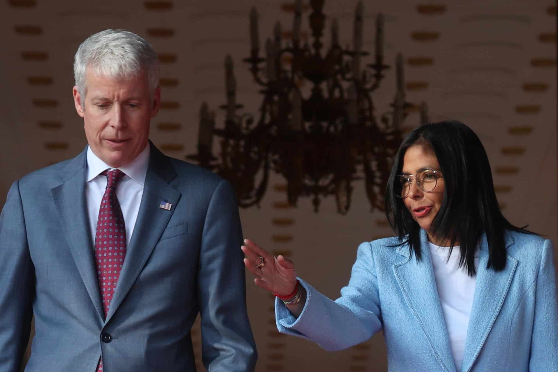 La mandataria encargada de Venezuela, Delcy Rodríguez (d), y el secretario de Energía de EE.UU., Chris Wright, ofrecen declaraciones luego de una reunión oficial en Caracas (Venezuela). Imagen de archivo. EFE/ Miguel Gutiérrez