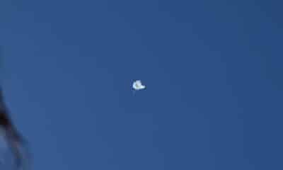 Un rastro de interceptaciones de un misil en el cielo sobre la ciudad mediterránea de Haifa, Israel, 28 de febrero de 2026. El ejército israelí informó el 28 de febrero que detectó misiles lanzados desde Irán tras los ataques israelíes y estadounidenses anteriores. Las sirenas se activaron en varias partes del país en respuesta. EFE/EPA/ATEF SAFADI