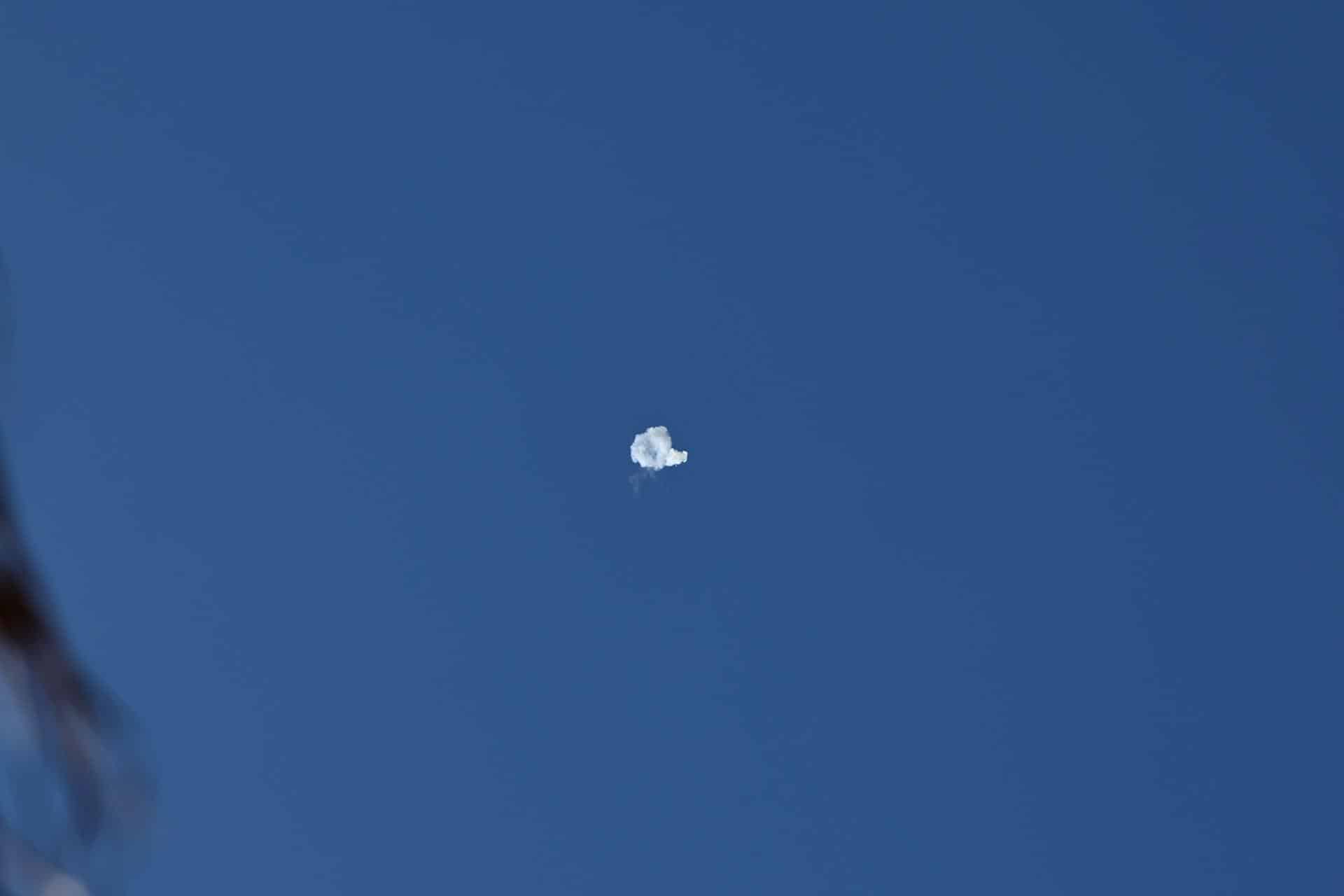 Un rastro de interceptaciones de un misil en el cielo sobre la ciudad mediterránea de Haifa, Israel, 28 de febrero de 2026. El ejército israelí informó el 28 de febrero que detectó misiles lanzados desde Irán tras los ataques israelíes y estadounidenses anteriores. Las sirenas se activaron en varias partes del país en respuesta. EFE/EPA/ATEF SAFADI