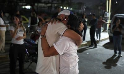 Pedro José González abraza a su mamá Carmen Cavanier tras ser liberado de la cárcel El Rodeo I en Guatire, municipio Zamora (Venezuela). EFE/ Miguel Gutiérrez