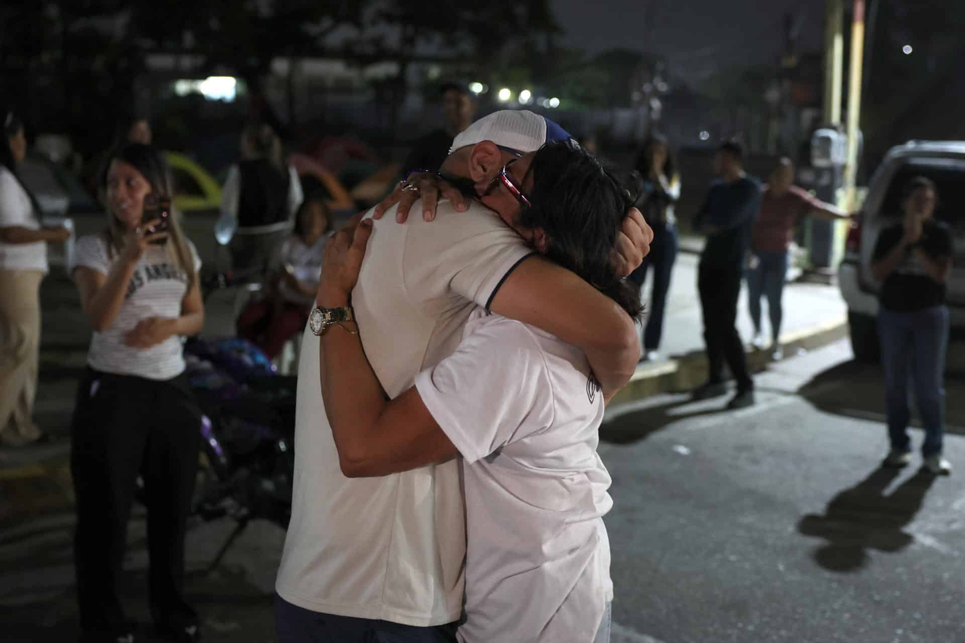 Pedro José González abraza a su mamá Carmen Cavanier tras ser liberado de la cárcel El Rodeo I en Guatire, municipio Zamora (Venezuela). EFE/ Miguel Gutiérrez