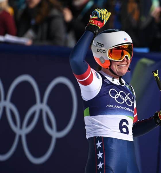 La estadounidense Breezy Johnson celebra la victoria durante la carrera de Descenso de Esquí Alpino femenino en los Juegos Olímpicos de Invierno de 2026 en el Centro de Esquí Alpino Tofane en Cortina d'Ampezzo, Italia. EFE/EPA/JEAN-CHRISTOPHE BOTT