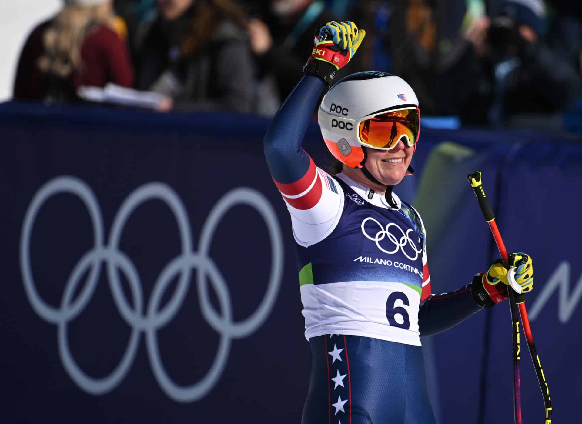 La estadounidense Breezy Johnson celebra la victoria durante la carrera de Descenso de Esquí Alpino femenino en los Juegos Olímpicos de Invierno de 2026 en el Centro de Esquí Alpino Tofane en Cortina d'Ampezzo, Italia. EFE/EPA/JEAN-CHRISTOPHE BOTT