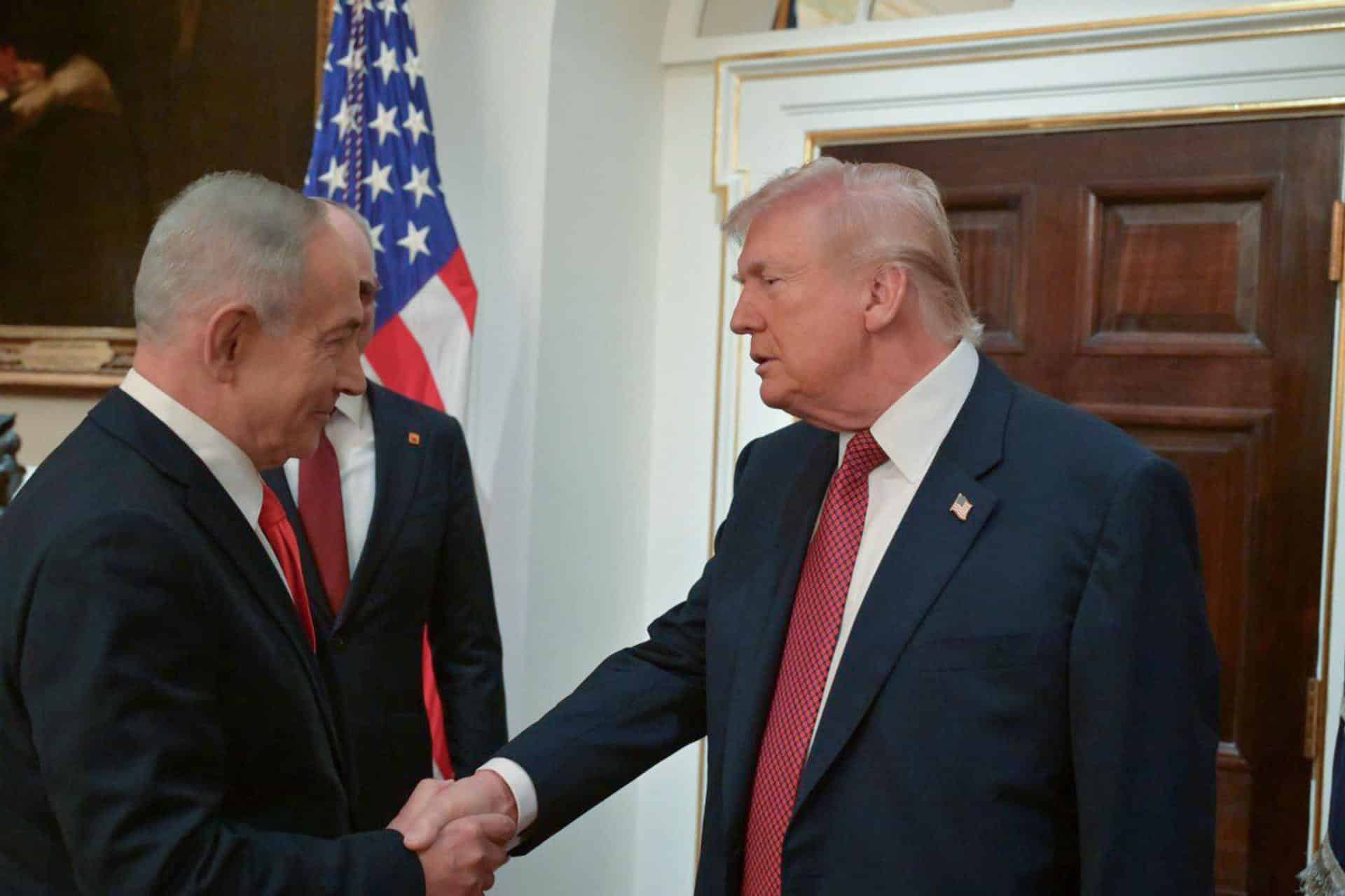 Fotografía difundida en la cuenta en Telegram Gpo news del Gobierno de Israel del presidente de Estados Unidos, Donald Trump (d), saludando al primer ministro de Israel, Benjamín Netanyahu, este miércoles, en Washington (EE.UU.). EFE/ Gpo news /