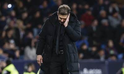 Simeone, al partido con el Levante. EFE/ Biel Aliño