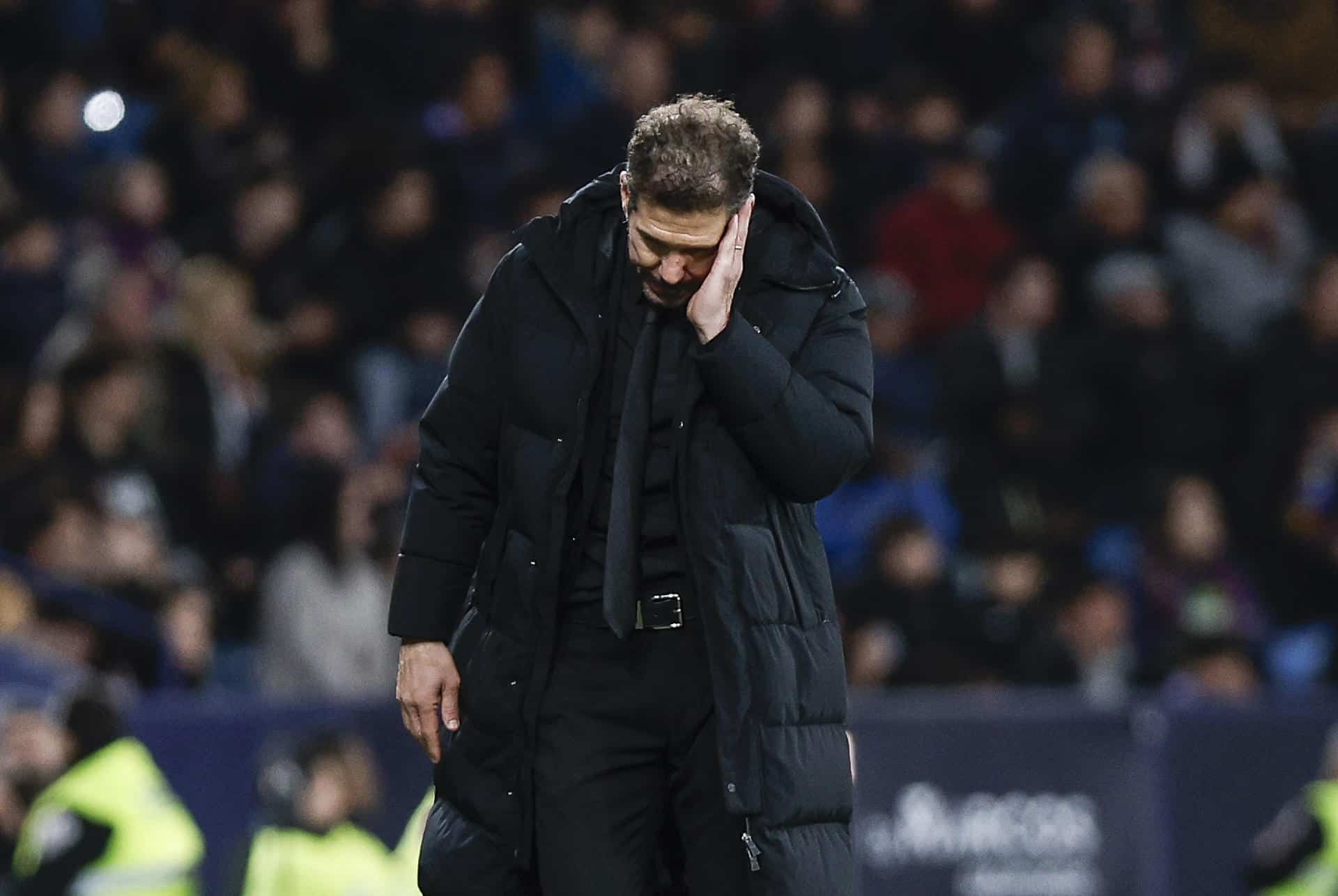 Simeone, al partido con el Levante. EFE/ Biel Aliño